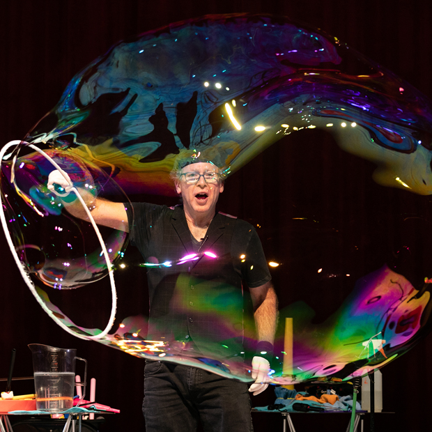 Louis Pearl Bubble Show Artist