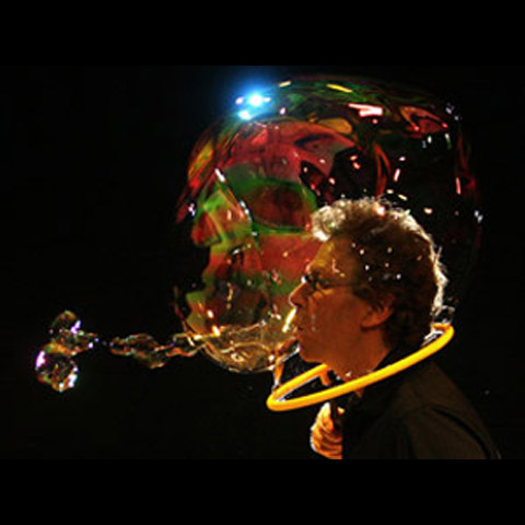 Louis Pearl Bubble Show Artist